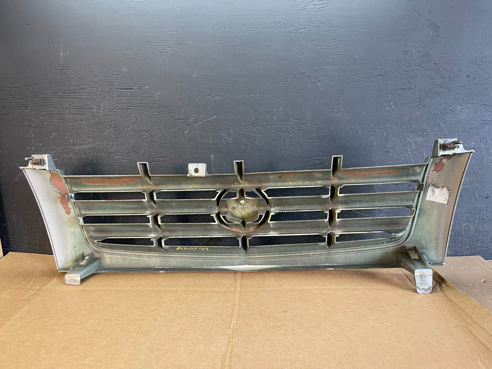 2002 to 2006 Cadillac Escalade Front Upper Grille Grill AE0799 DG3