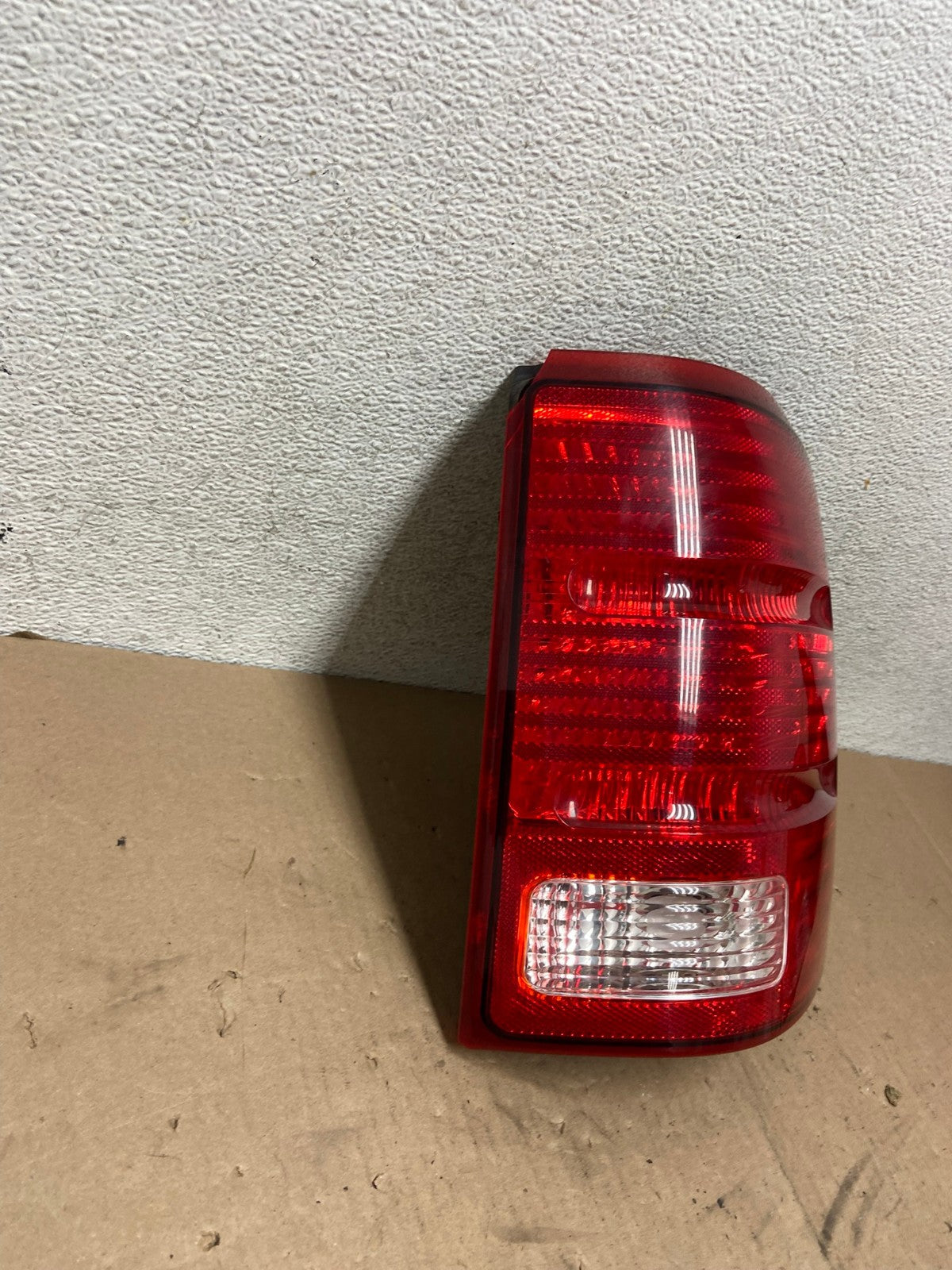 2002 to 2005 Ford Explorer Right Passenger Rh Side Tail light AG4780 LK2