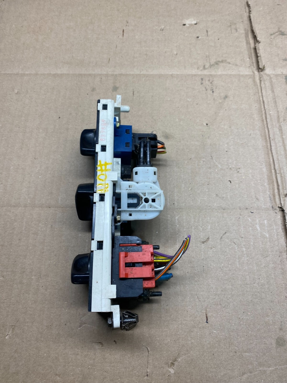 1995 to 1997 Ford Crown Victoria A/C Control L52303