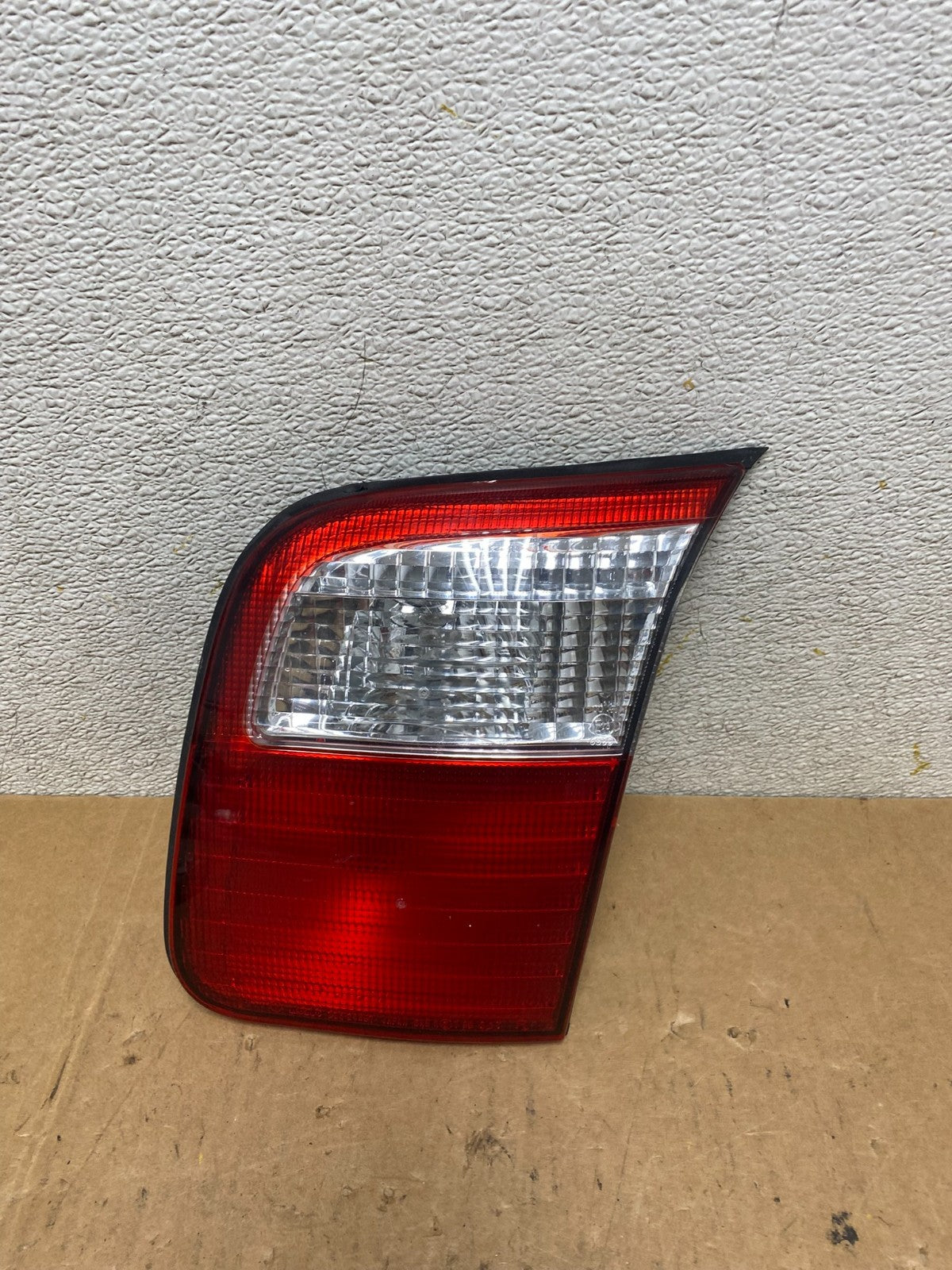 2001 2002 Subaru Forester Right Passenger RH Inner Lid Tail Light Oem Q7526 DW0