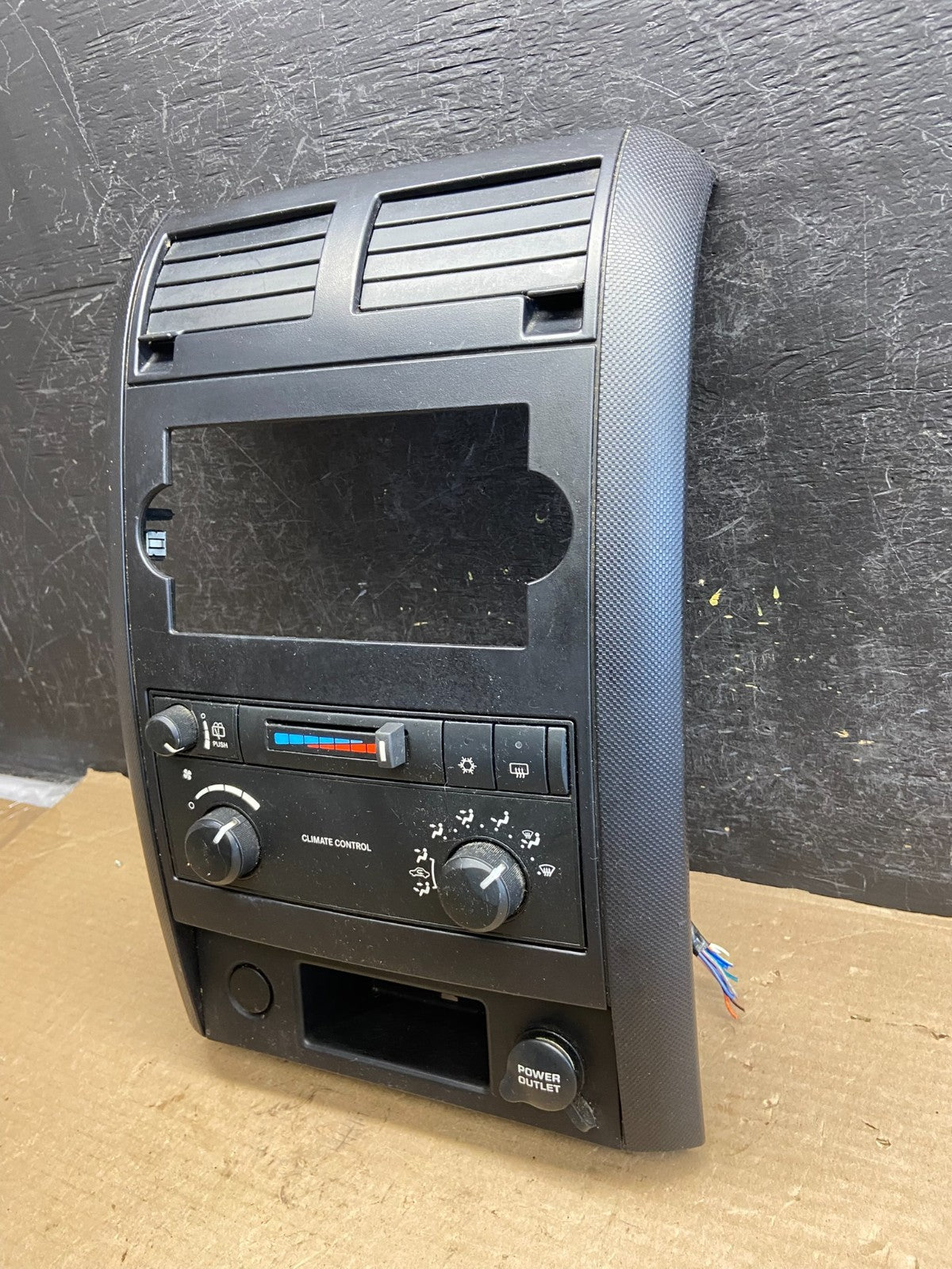 2005-2009 Dodge Durango Heat AC Climate Temp Control Radio Bezel ah3781 DG1