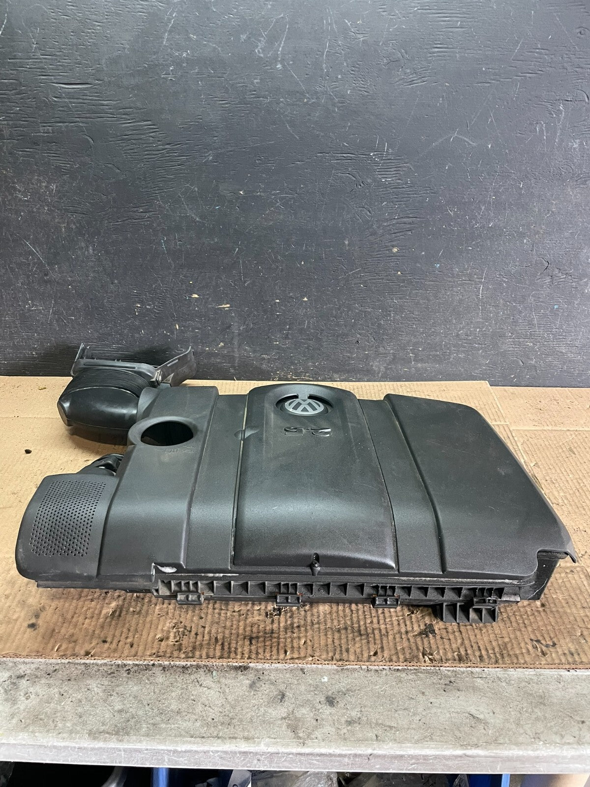 2005 to 2008 Volkswagen Jetta Beetle 2.5L Passat Engine Cover 07k129601G j4271 D1