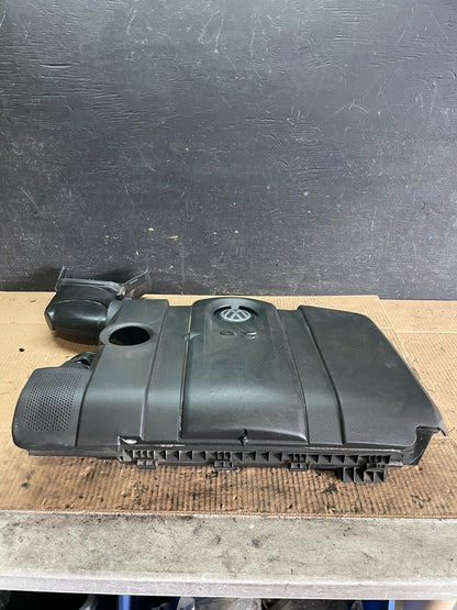 2005 to 2008 Volkswagen Jetta Beetle 2.5L Passat Engine Cover 07k129601G j4271 D1