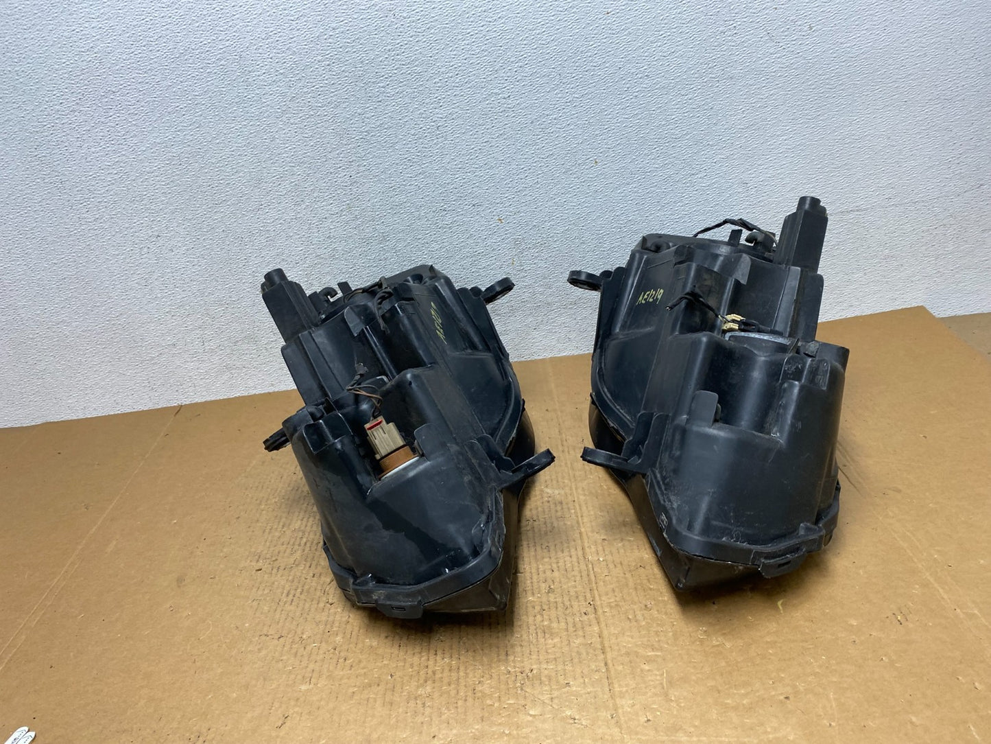 2008 to 2016 Chrysler Town and Country Left+Right Side Headlights AE1219 DW12