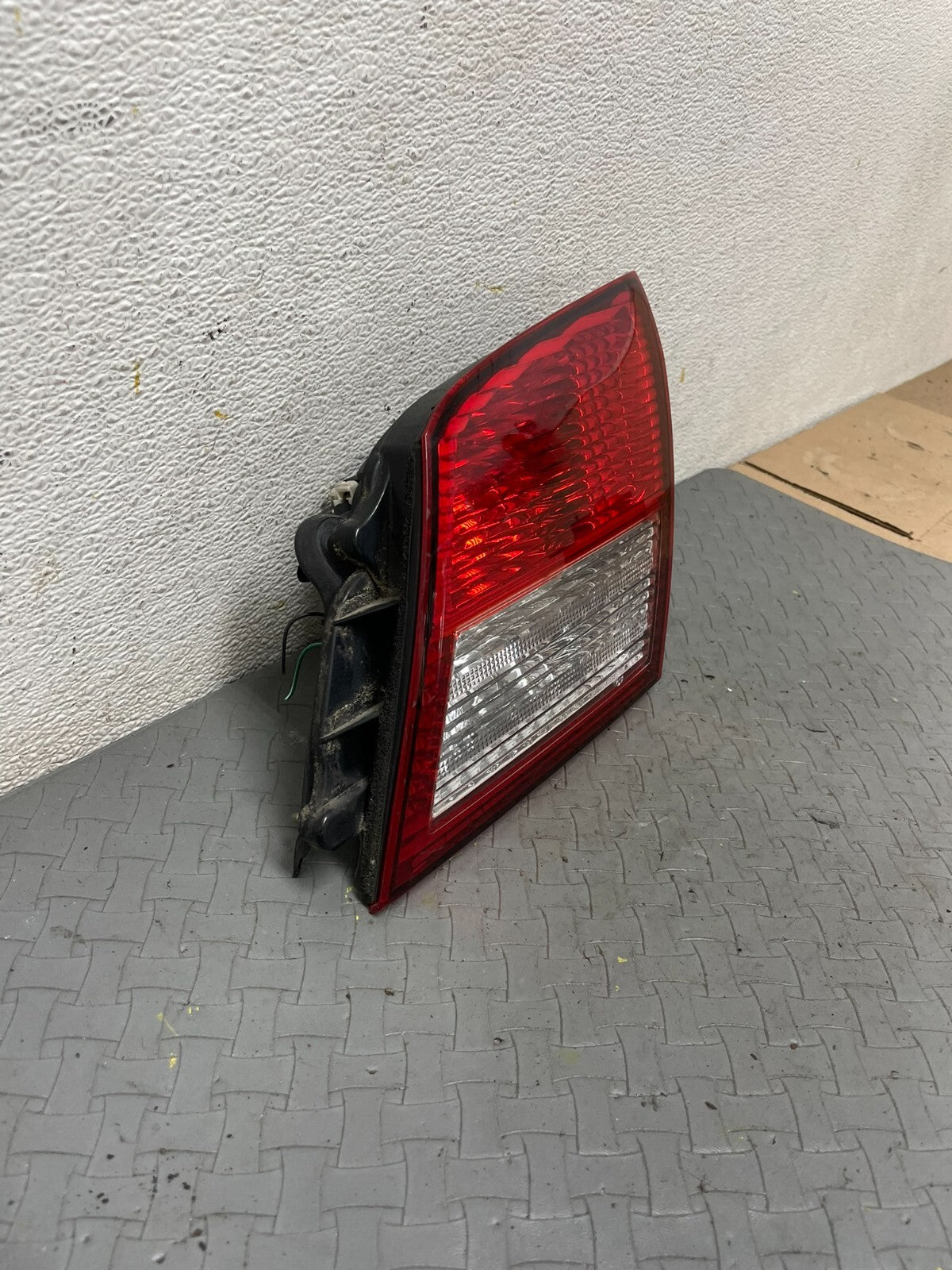 2002-2004 Infiniti i35 Inner Light Right Passenger RH Tail Light OEM A9137 DG11