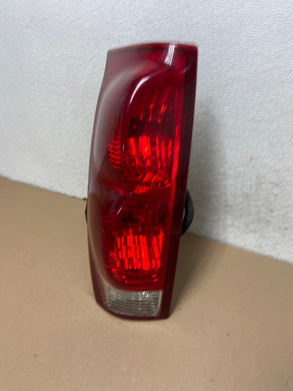 2002 to 2006 Chevrolet Avalanche Left Driver LH Tail Light AG3309 LK1