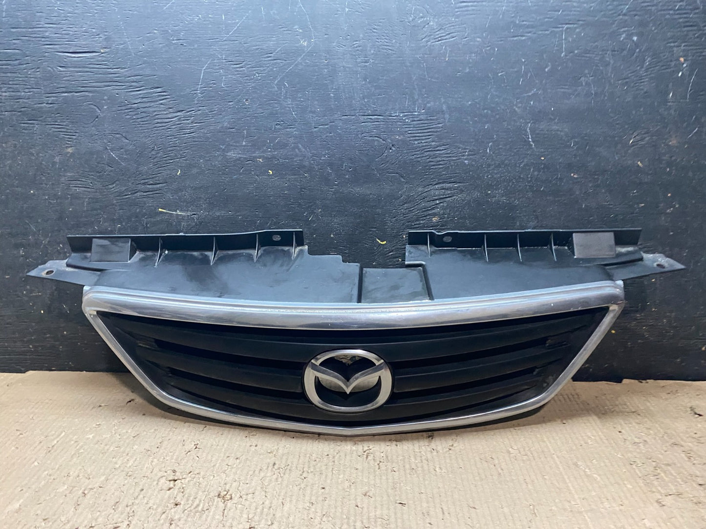 2000 2001 Mazda MPV Front Upper Grille Grill Oem X8262 DG0