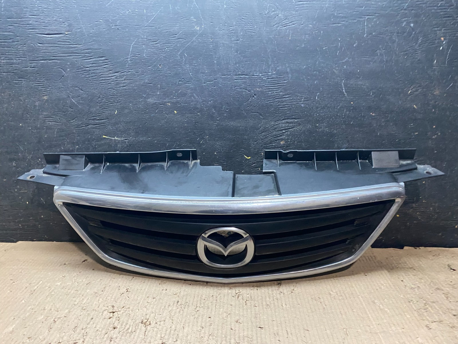 2000 2001 Mazda MPV Front Upper Grille Grill Oem X8262 DG0