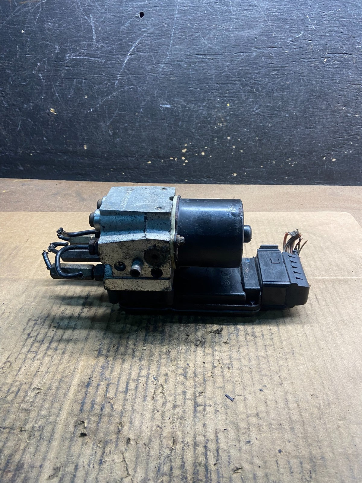 1999 to 2000 Ford F250 F350 SRW ABS Pump Control OEM 2c342c346be y4384 DG5