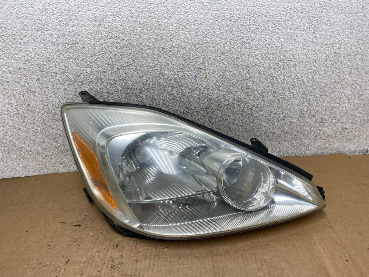 2004-2005 Toyota Sienna Right Passenger Halogen Headlight AI9011 DW0