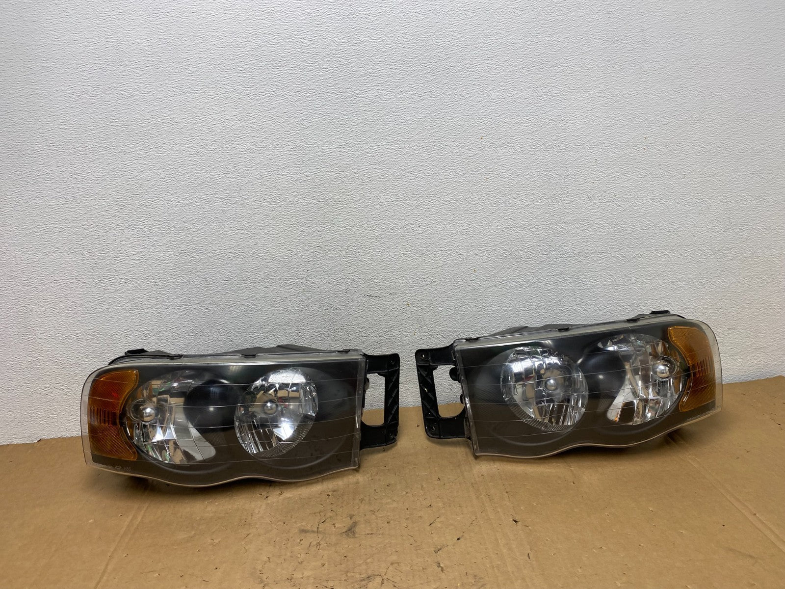 2002 to 2005 Dodge Ram Left+Right Side Headlights AD3240 DW0