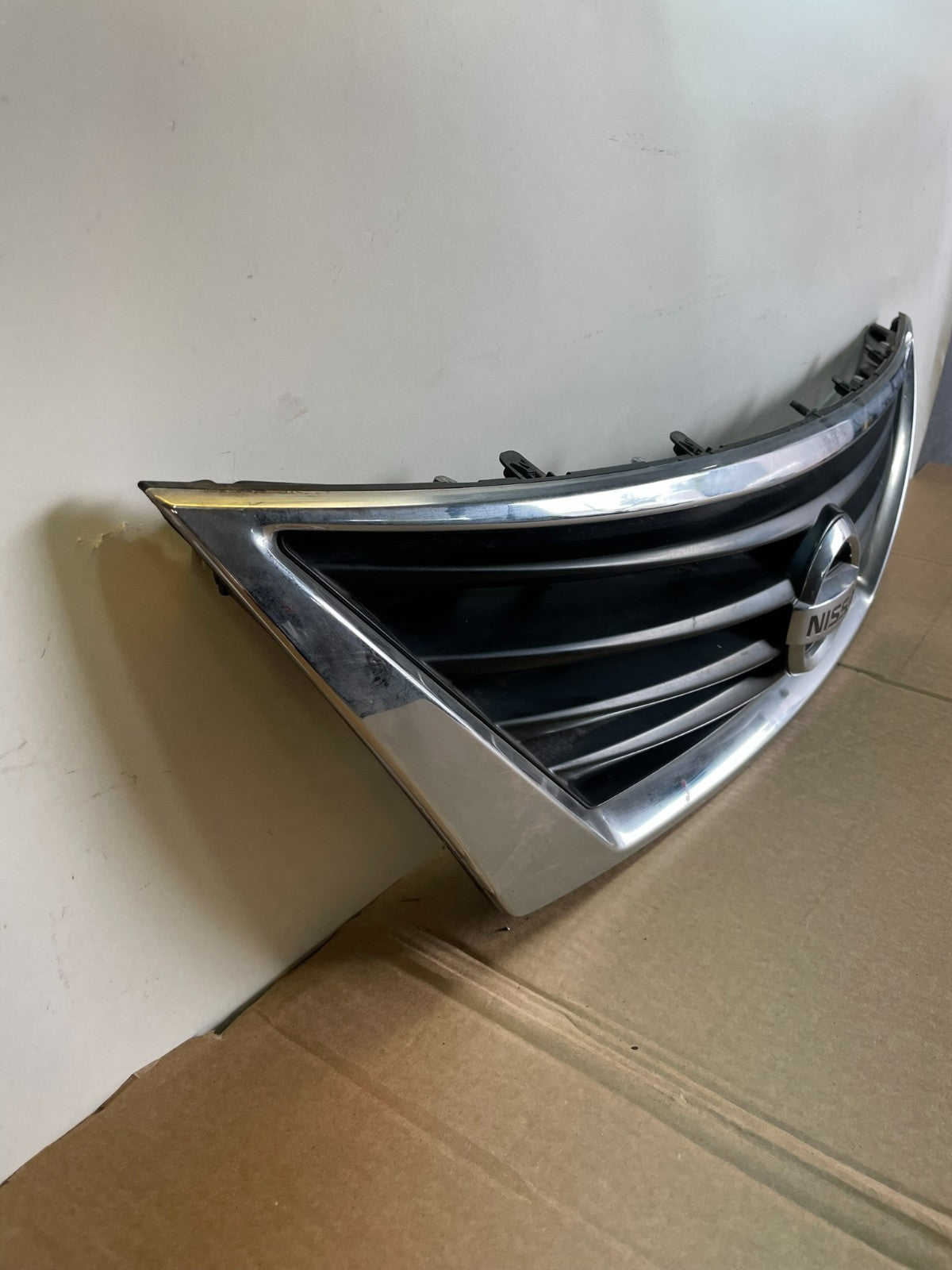 2012 to 2014 Nissan Versa Sedan Front Upper Grill Grille AH6057 DG2