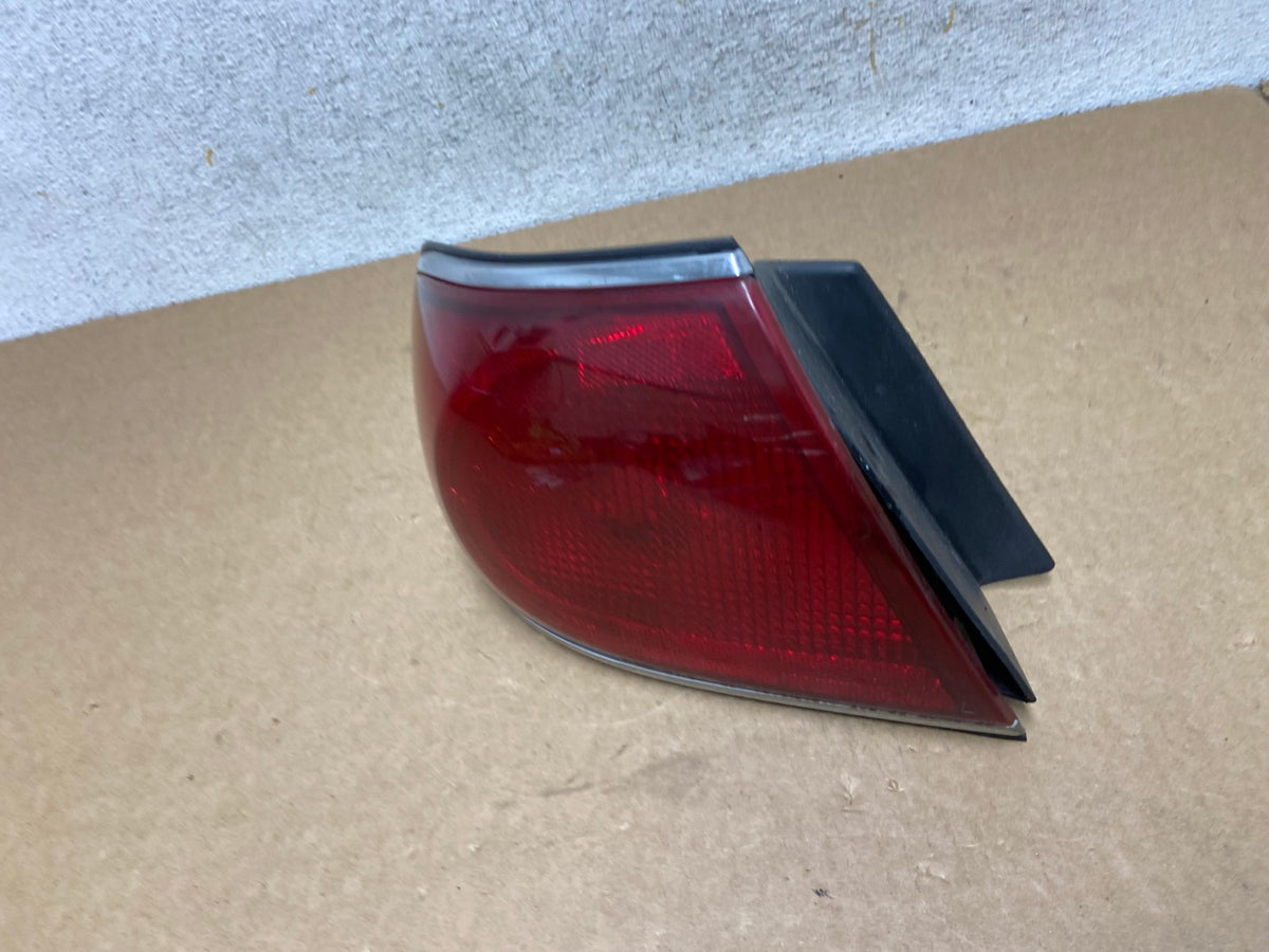 2000 to 2005 Buick Lesabre Left Driver LH Side Tail Light AI2632 LK1