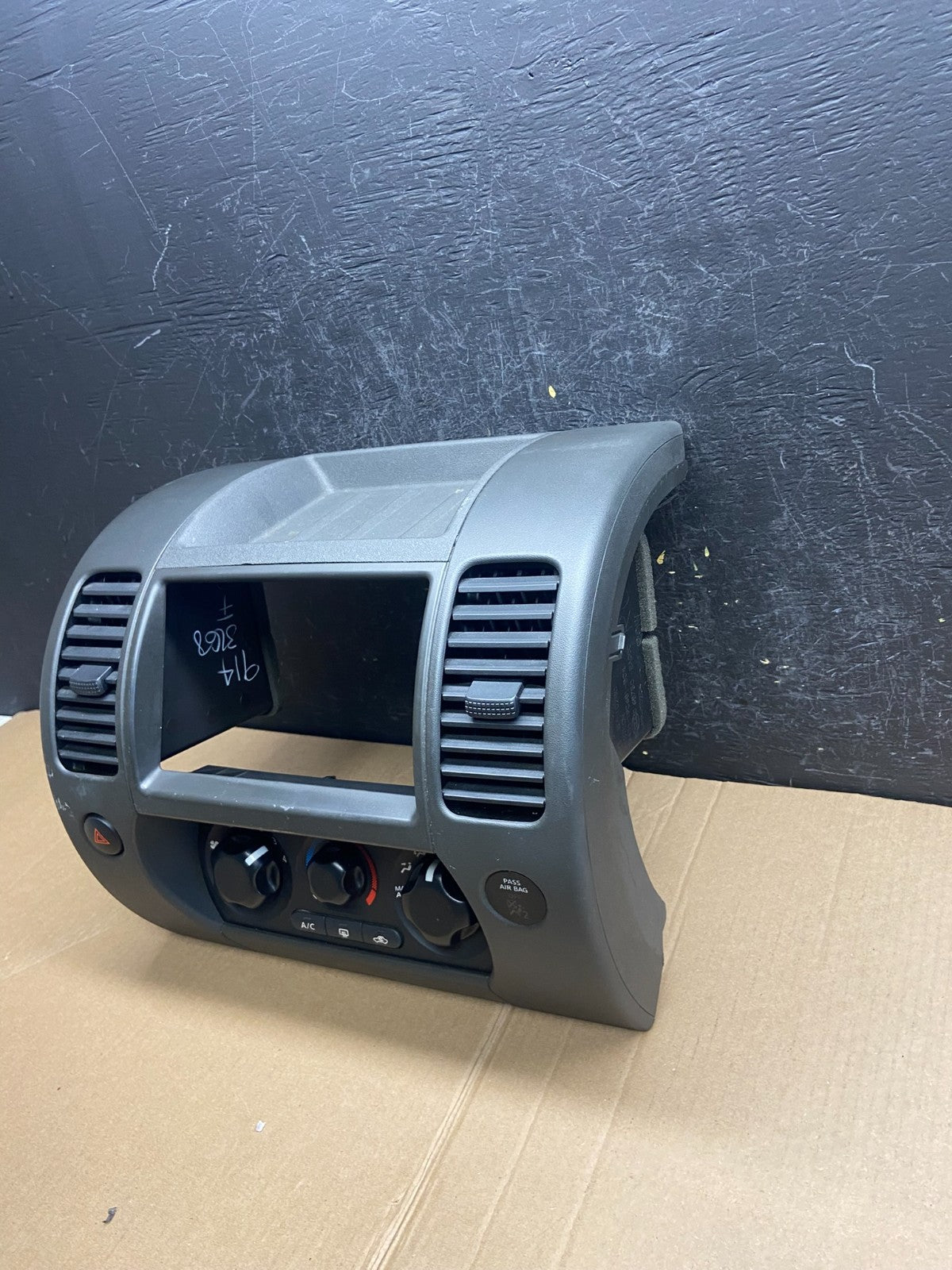 2005-2008 Nissan Pathfinder Radio A/C Heat Temperature Climate Control AE4216 DG3