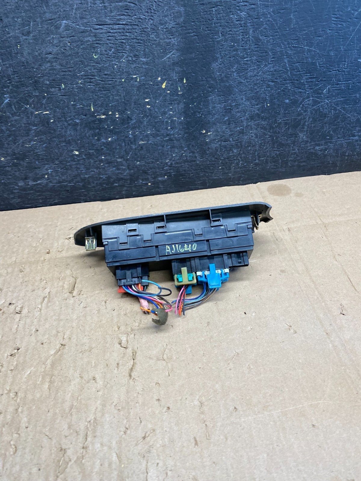 2002-2005 Chevrolet Trailblazer Left Driver Window Control Switch AJ1640 DG1