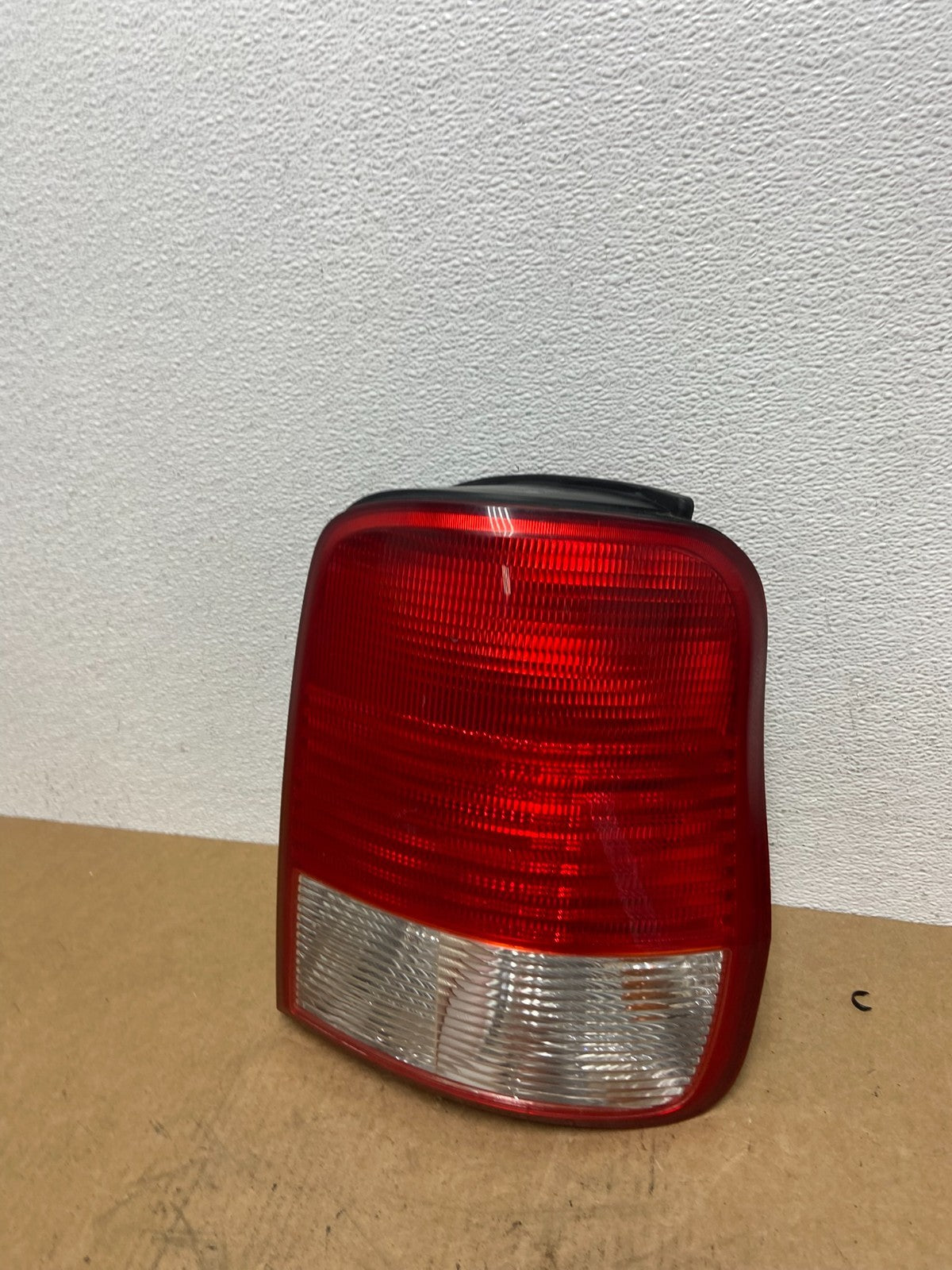 2002 Kia Sedona Right Passenger RH Side Tail Light Oem AC2916 DW0