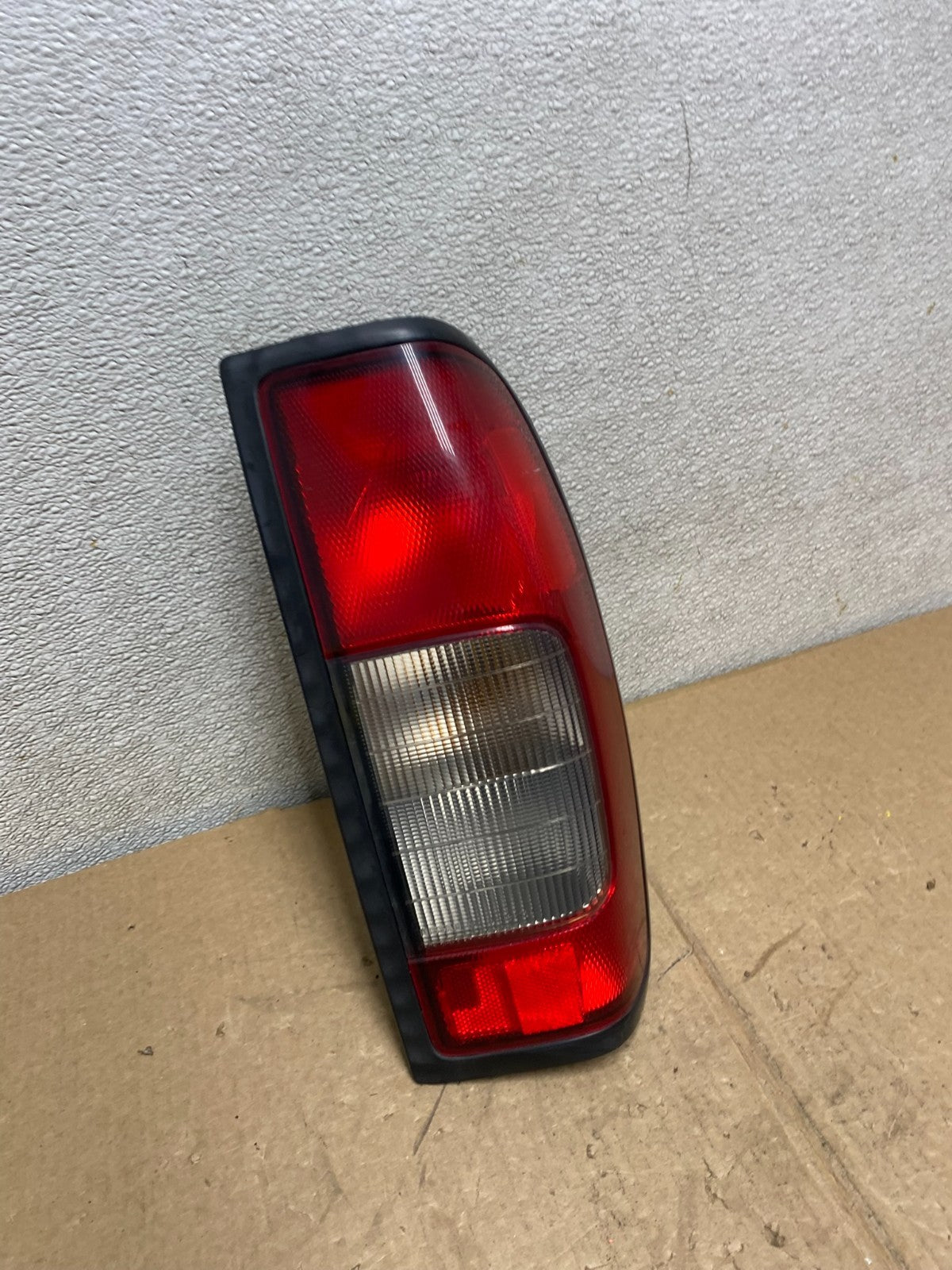 1998 1999 2000 Nissan Frontier Right Passenger RH Side Tail light V1269 DW2