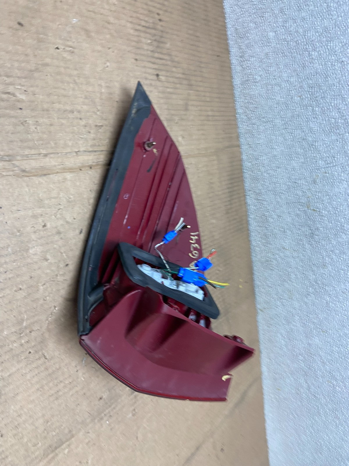 2004 to 2005 Toyota Sienna Left Driver LH Side Tail Light AA63416