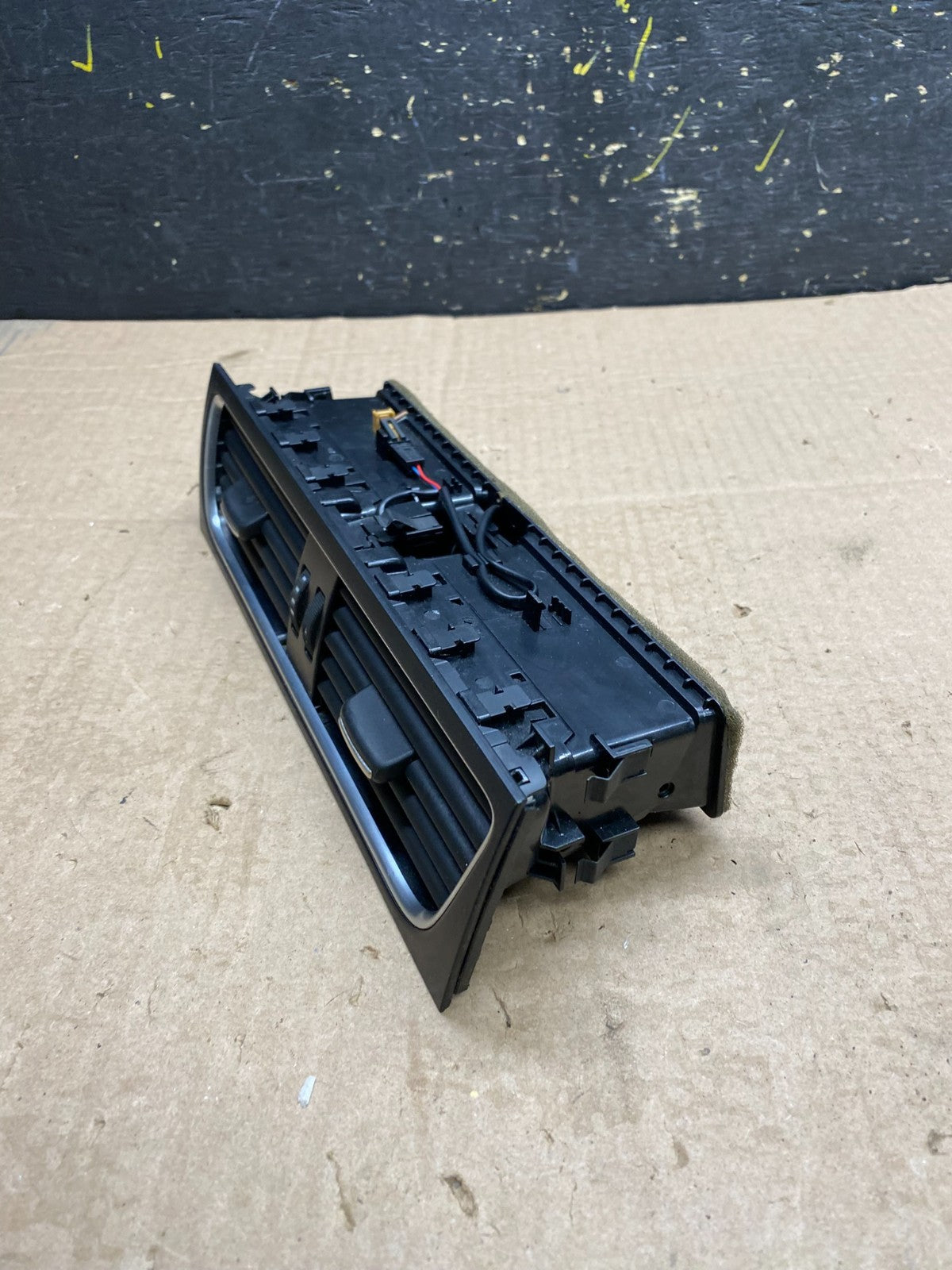 2009 to 2012 Audi A4 Center Dashboard Air Vent OEM z0017 DG2
