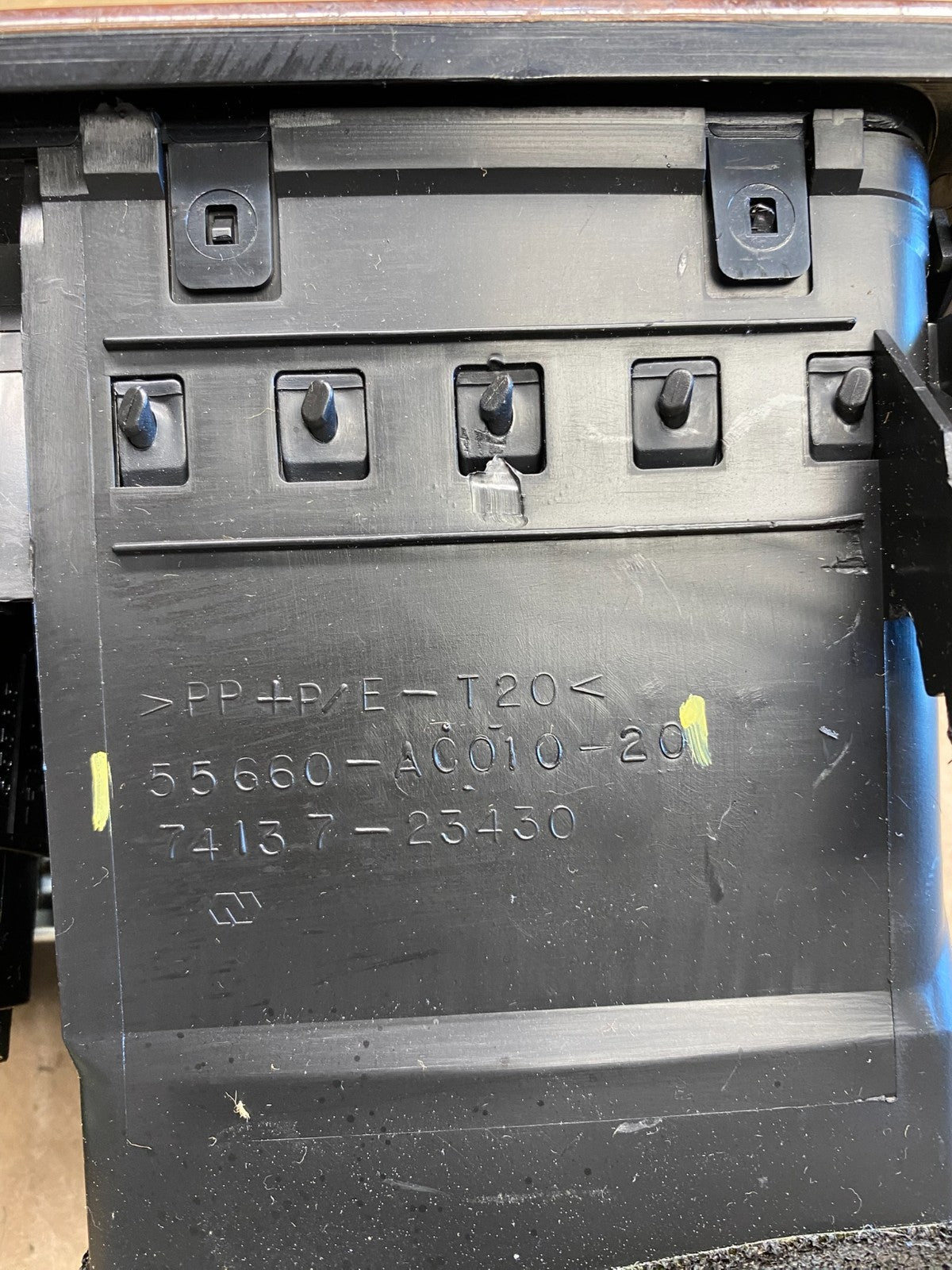 2000 to 2004 Toyota Avalon Center Console Dashboard Air Vent AE1769 DG4