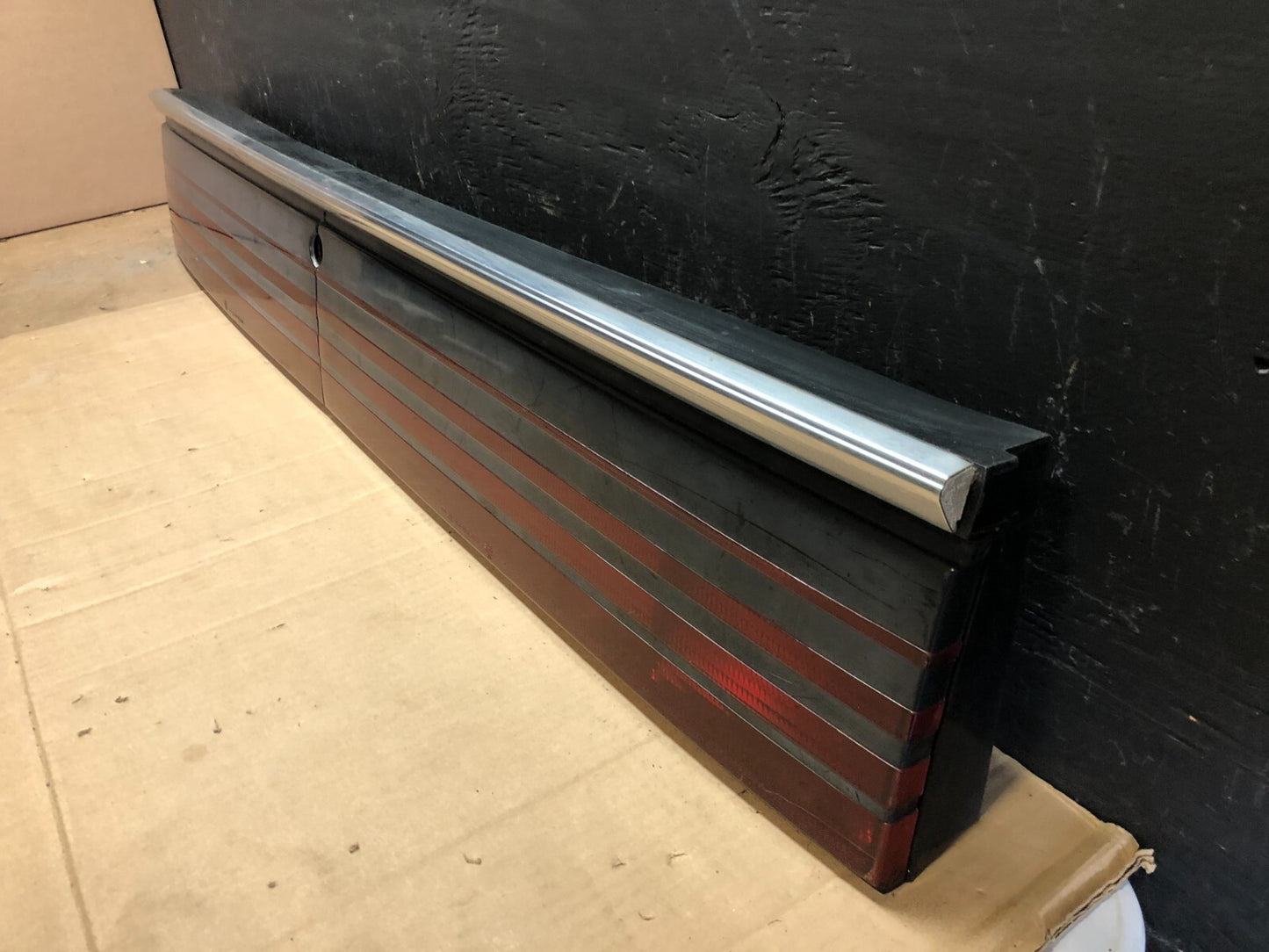 1987-1992 Chrysler LeBaron Convertible Center Tail Light Panel Trim D9206 DG11