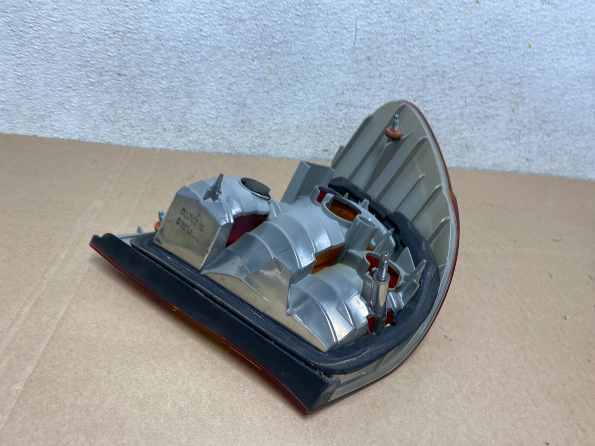 2002 - 2005 BMW 3 E46 Series Right Passenger Tail Light j8316 PS4