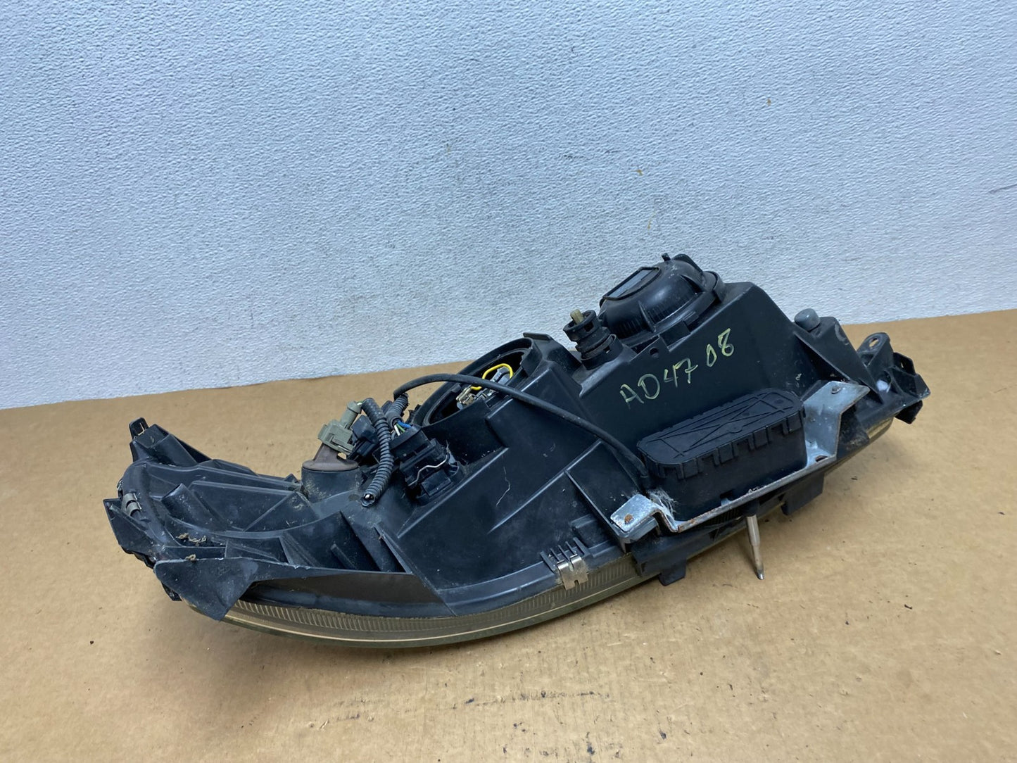 2001 2002 2003 2004 Volvo V70 XC70 Left Driver Side Headlight AD4708 DW6