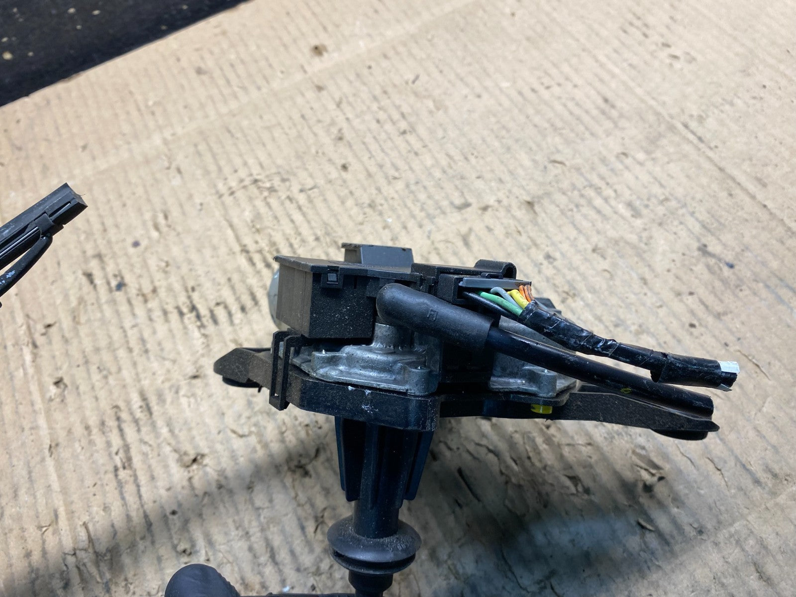 2004 to 2009 Cadillac SRX Rear Windshield Washer Wiper Motor Y1379 DG7