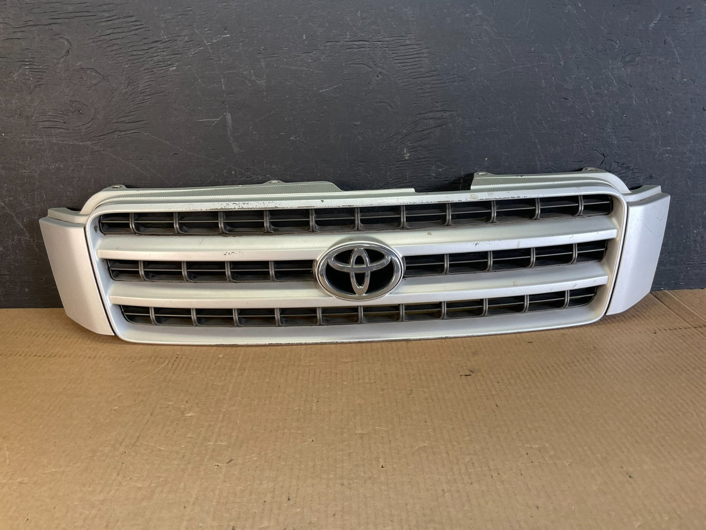 2001 to 2003 Toyota Highlander Front Upper Grille Grill With Emblem OE AF3756 DG0