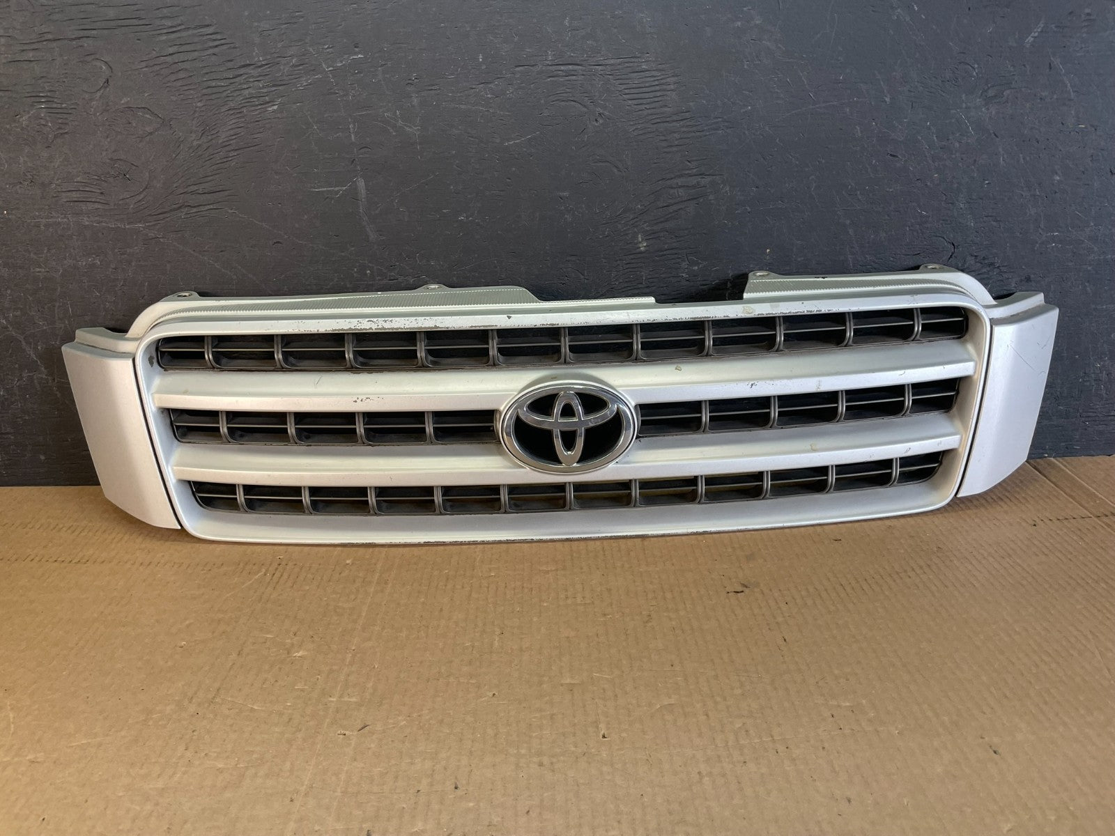 2001 to 2003 Toyota Highlander Front Upper Grille Grill With Emblem OE AF3756 DG0