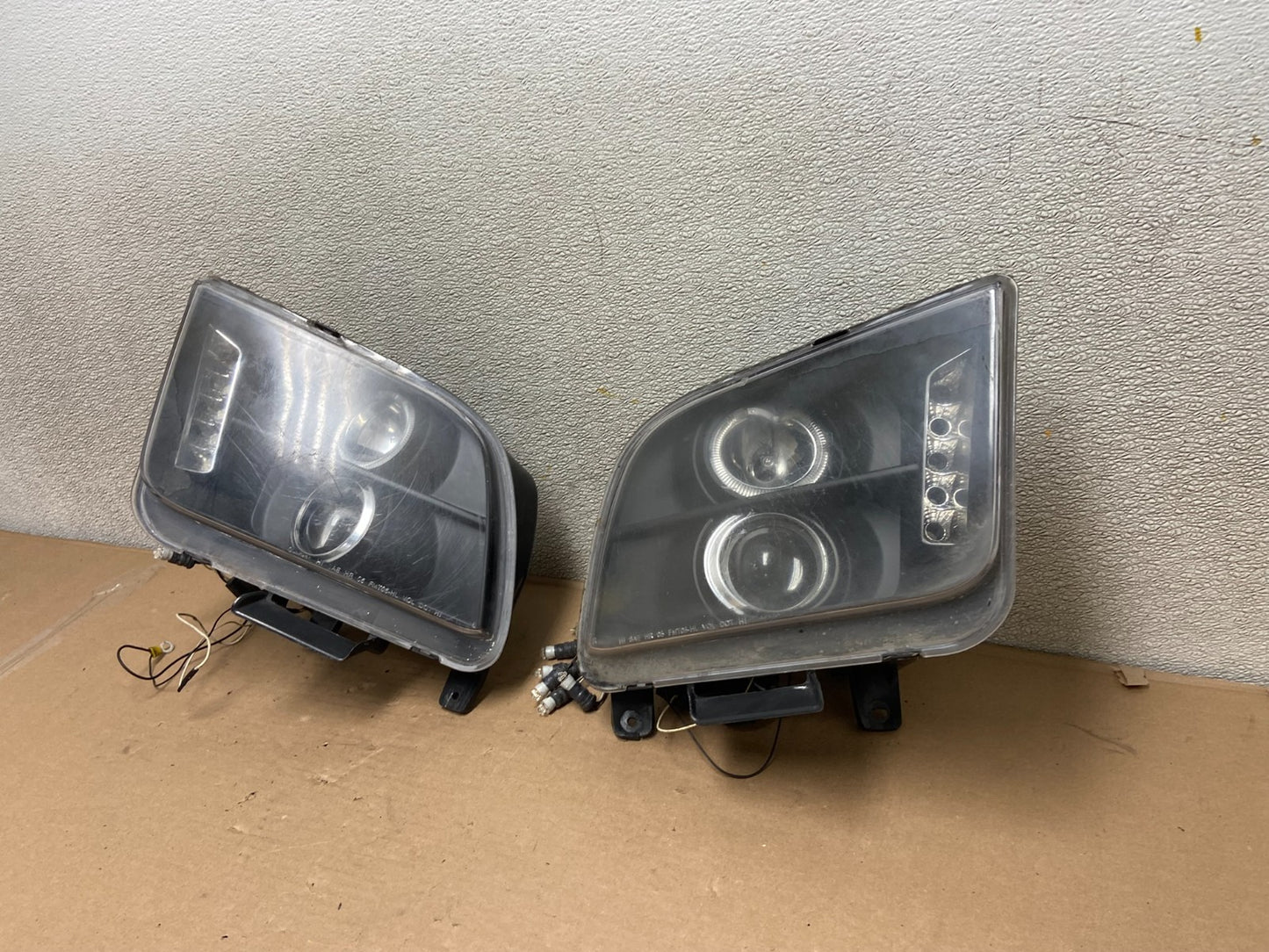 2005 to 2009 Ford Mustang Left+Right Set LED Black Halogen Headlight AA9873 DG1