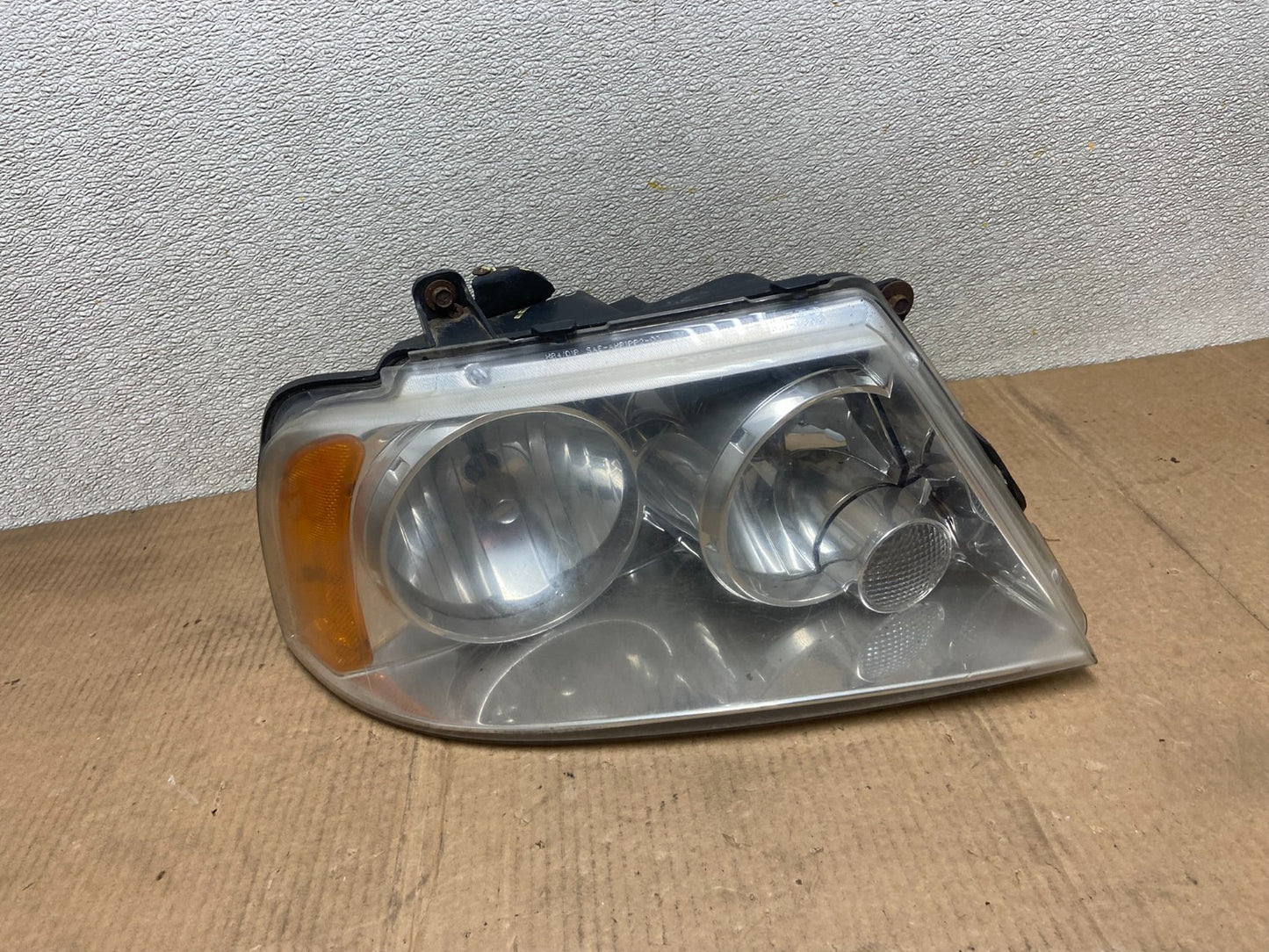 2003 - 2006 Lincoln Navigator Right Passenger RH Side Headlight Xenon AA6243 DW0