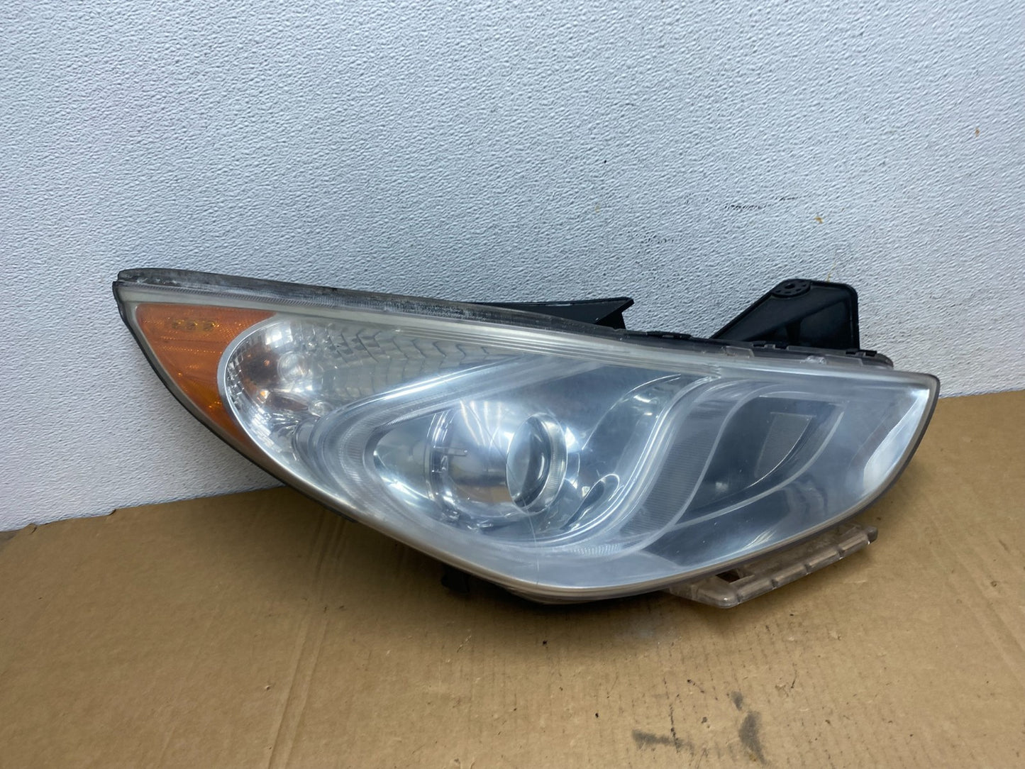 2011 - 2015 Hyundai Sonata Hybrid Right Passenger Halogen Headlight AD2682 DW0