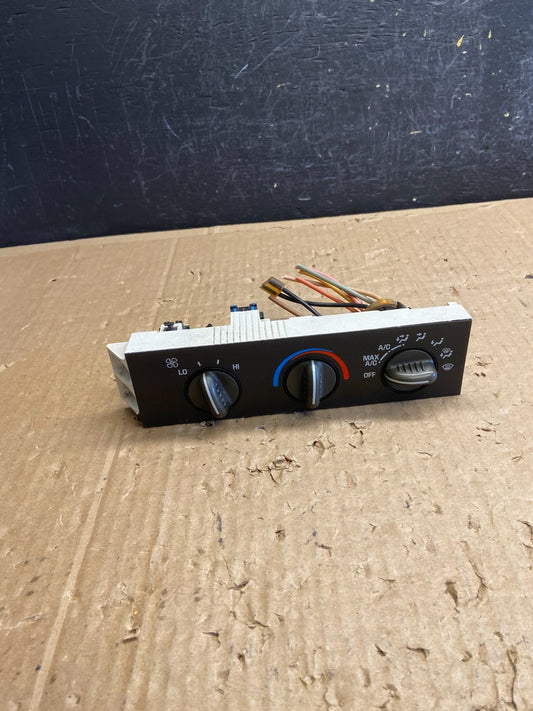 2001 - 2007 GMC Chevrolet Express 1500 Climate Control A/C AD6844 DG0