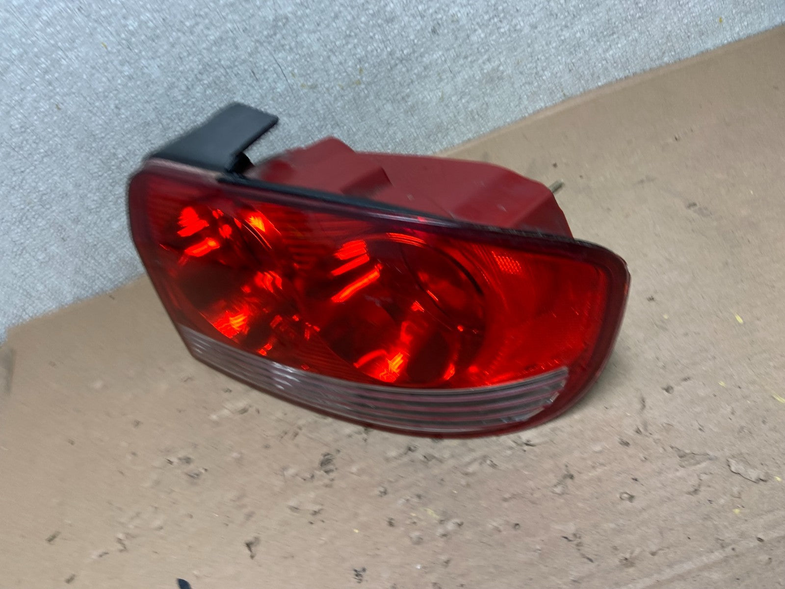 2002 - 2005 Hyundai Sonata Right Passenger RH Side Tail Light OEM AB0254 LK1