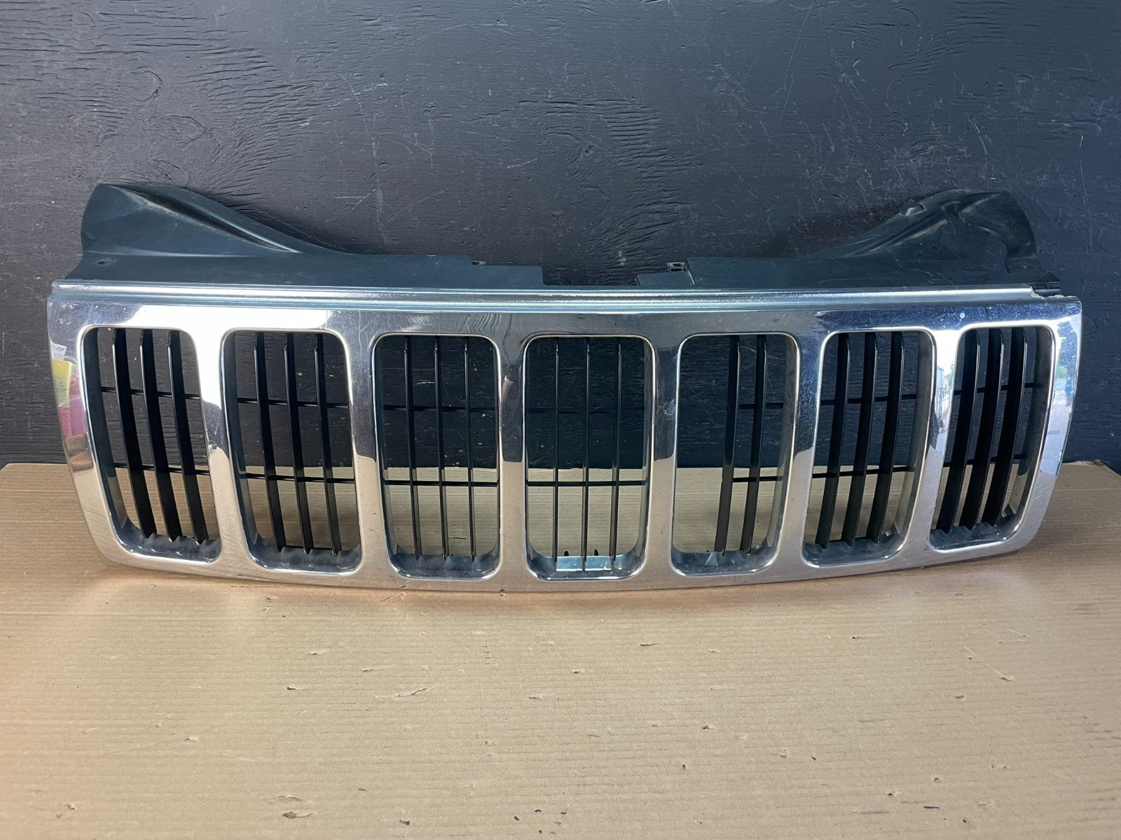2005 2006 2007 Jeep Grand Cherokee Front Upper Grill Grille AE8701 DG0