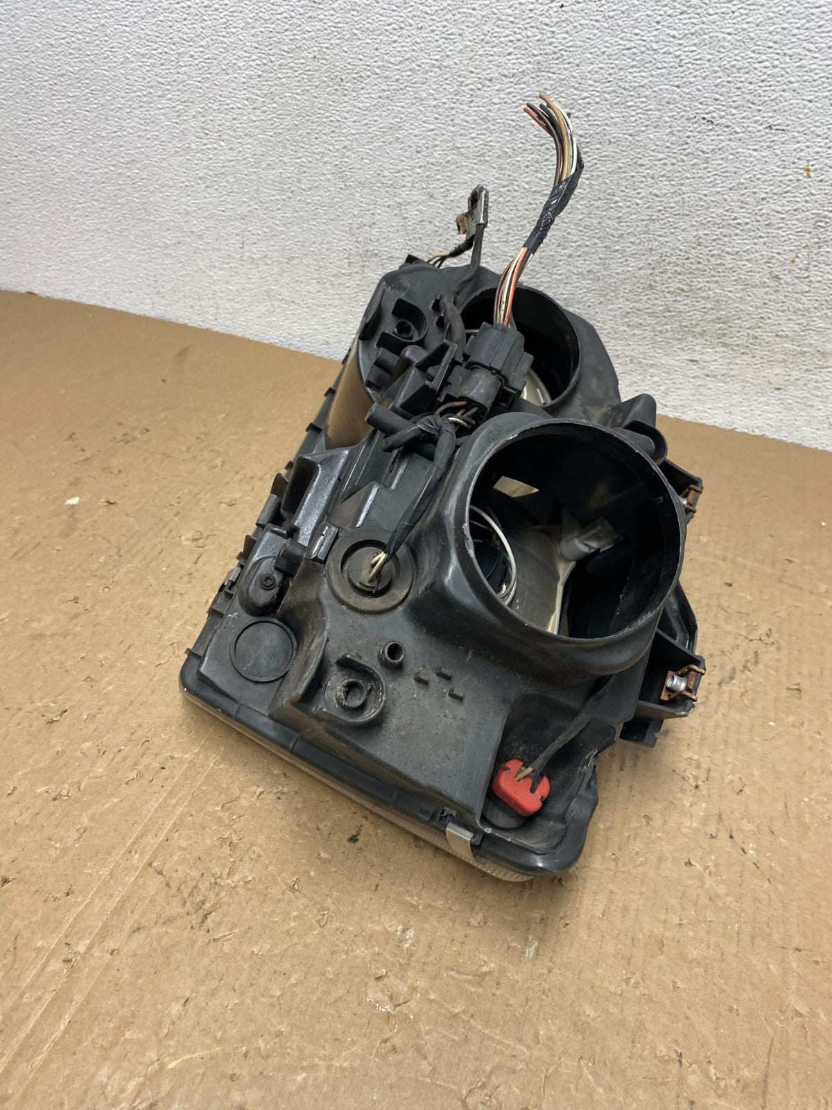 2004 to 2006 Chrysler Pacifica Headlight Right Passenger Halogen AD8755 DW6