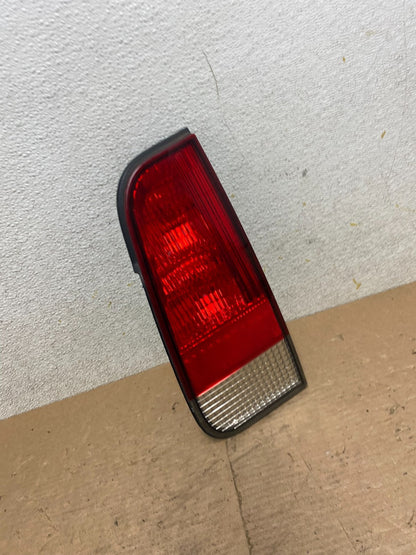 2003 to 2005 Lincoln Aviator Right Passenger Inner Tail Light Side OEM P4265 DW2