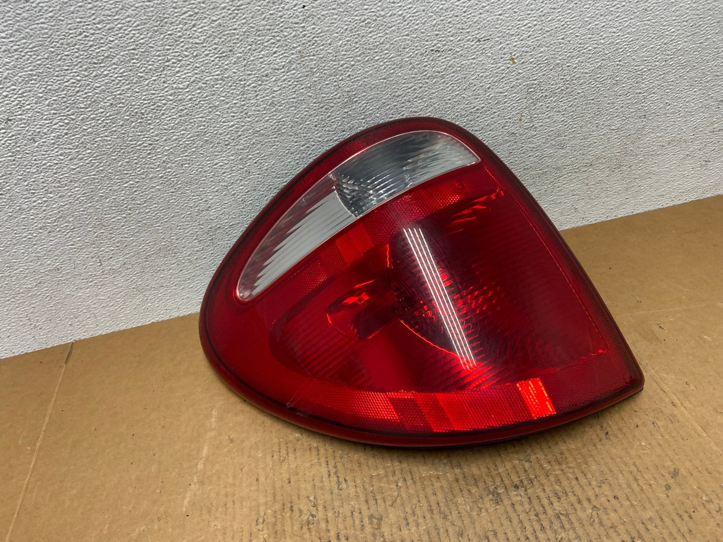 2004 to 2007 Dodge Grand Caravan Left Driver Lh Tail Light AE0646 LK0
