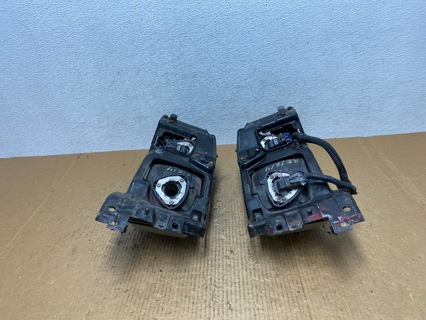 1995 to 1996 Buick Riviera Left+Right Headlights AE16147