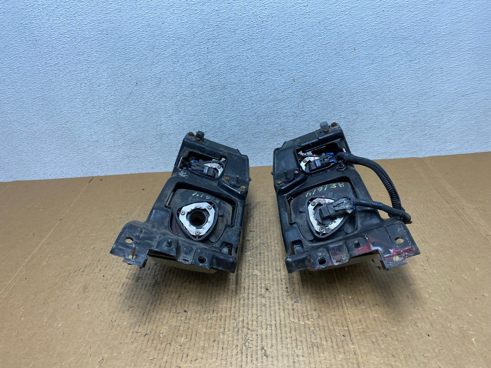 1995 to 1996 Buick Riviera Left+Right Headlights AE16147