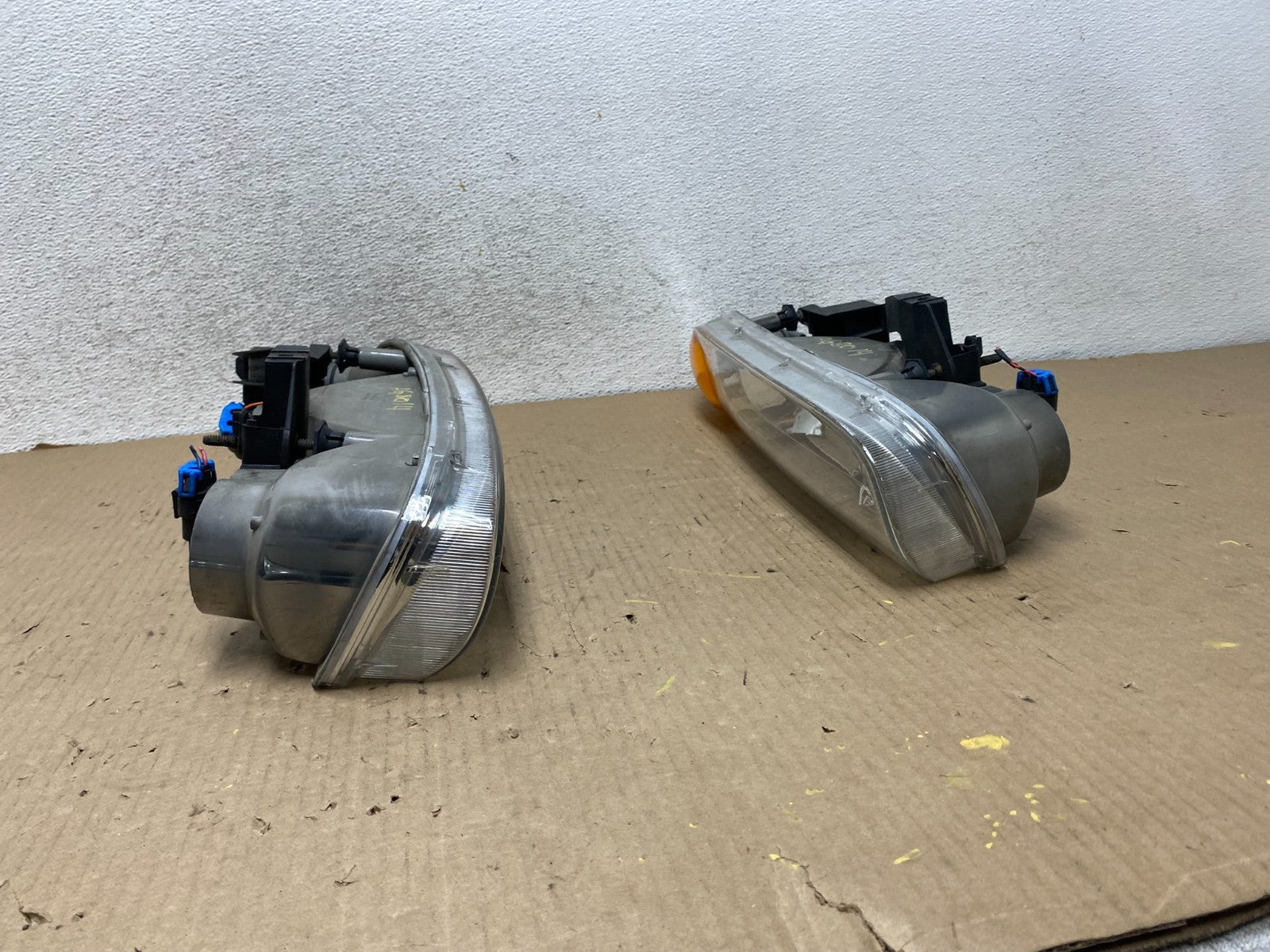1998 - 2002 Saturn SL SL1 SL2 S Series Left+Right Halogen Headlights AG8014 DW8