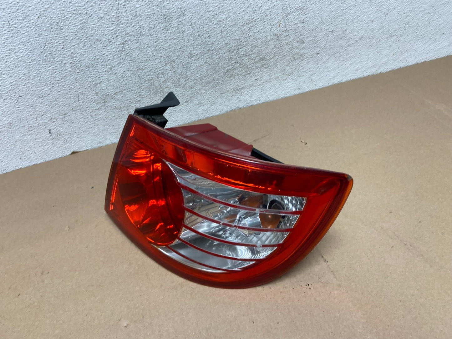 2004 to 2006 Hyundai Elantra Hatchback Right Passenger Side Tail Light AG4518 GD1