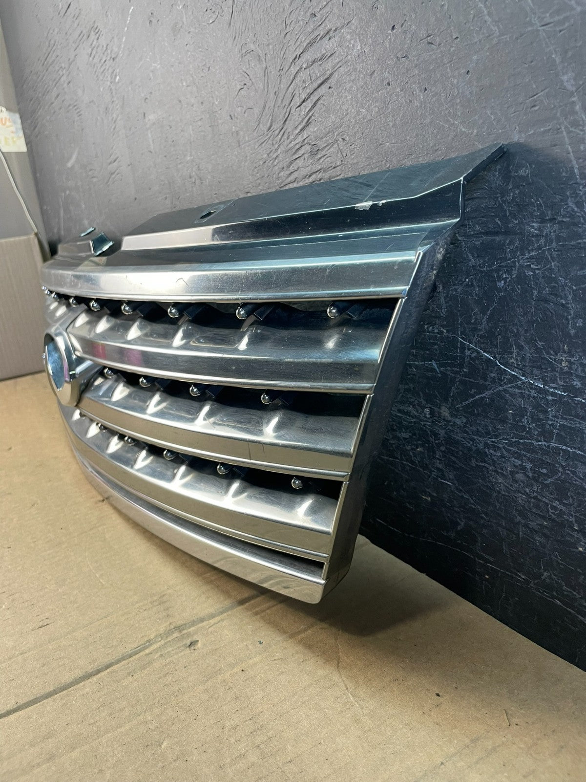 2004 to 2007 Infiniti M35 Front Upper Bumper Grille Grill 62310-EG600 AD0257 DG1