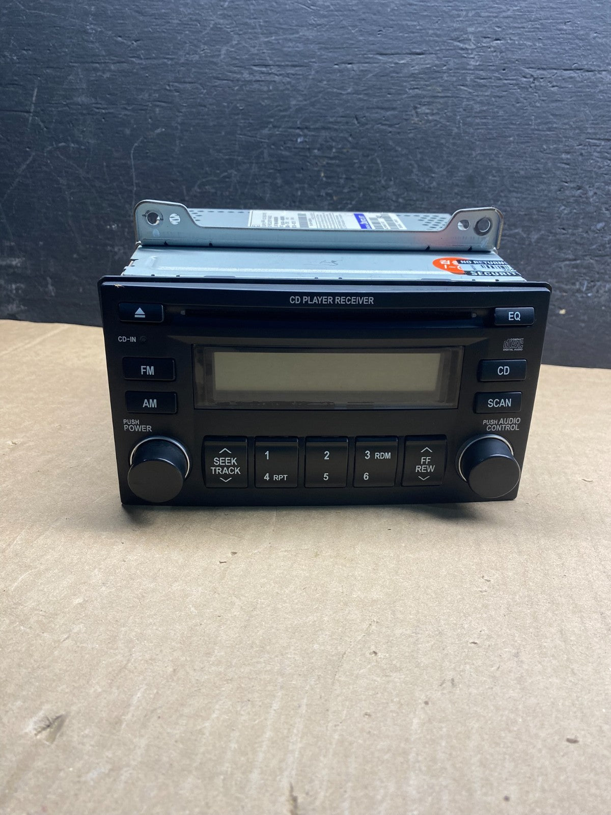 2006 - 2008 Kia Sedona Entourage Radio Stereo Receiver AM FM CD Player AE7882 DG0