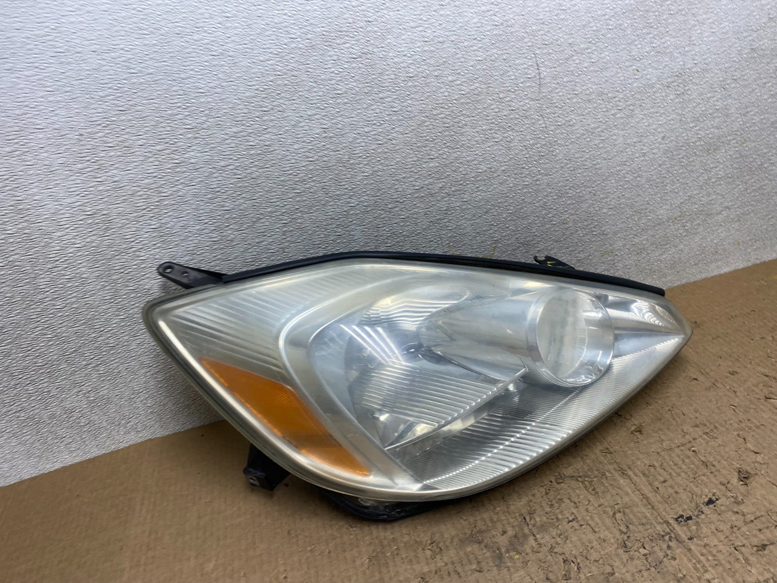 2004-2005 Toyota Sienna Right Passenger RH Xenon Headlight OEM W7723 DW2