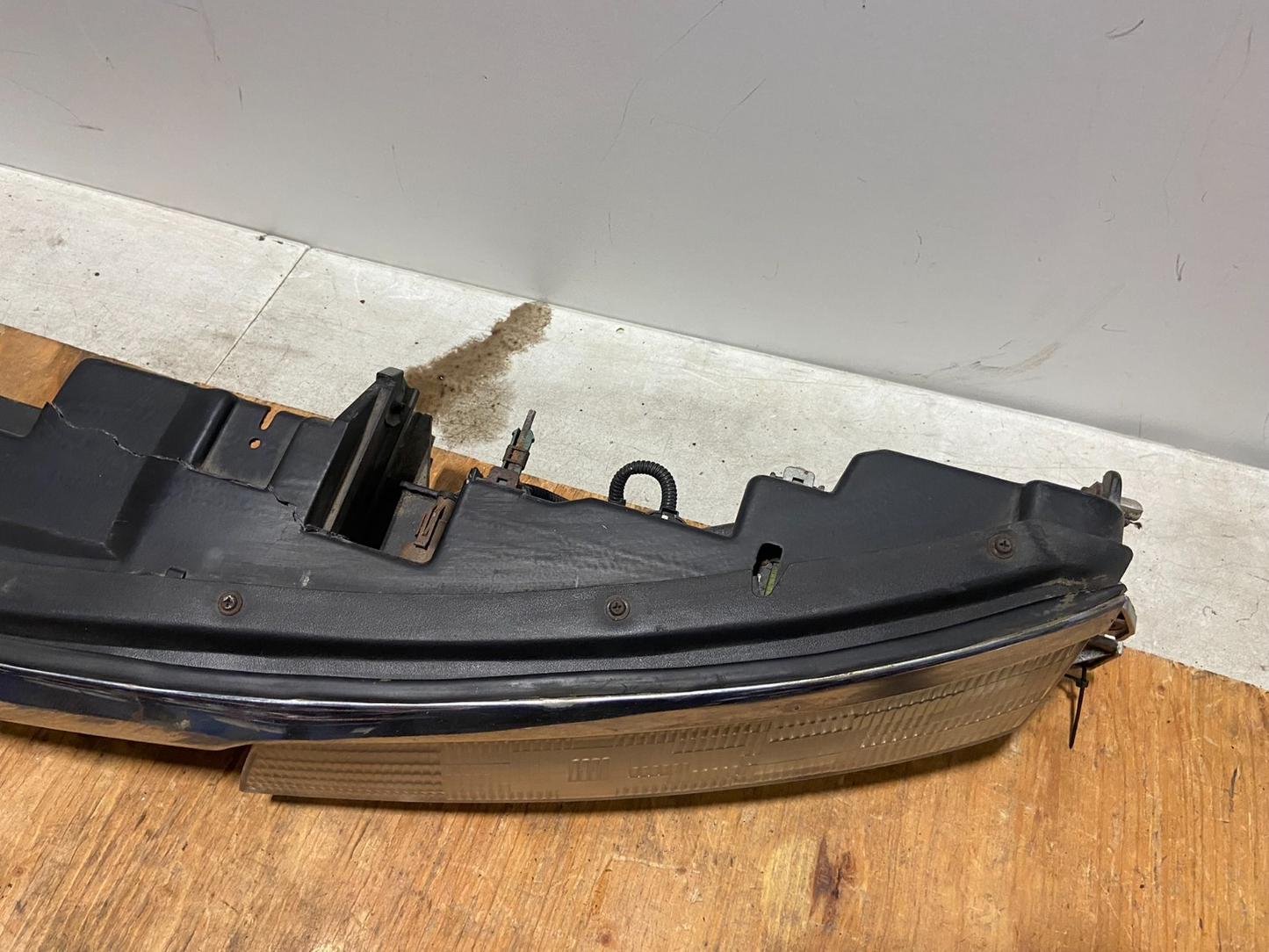 1993 to 1996 Lincoln Mark VIII Front Headlight Header O72625