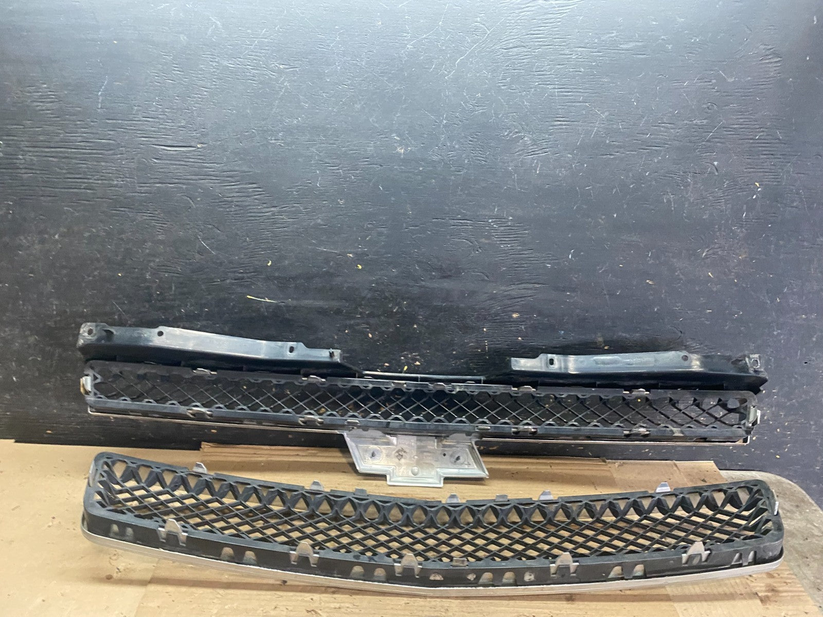 2007 to 2014 Chevrolet Tahoe Suburban Lower Upper Grill Grille Set Oem V2766 DG7
