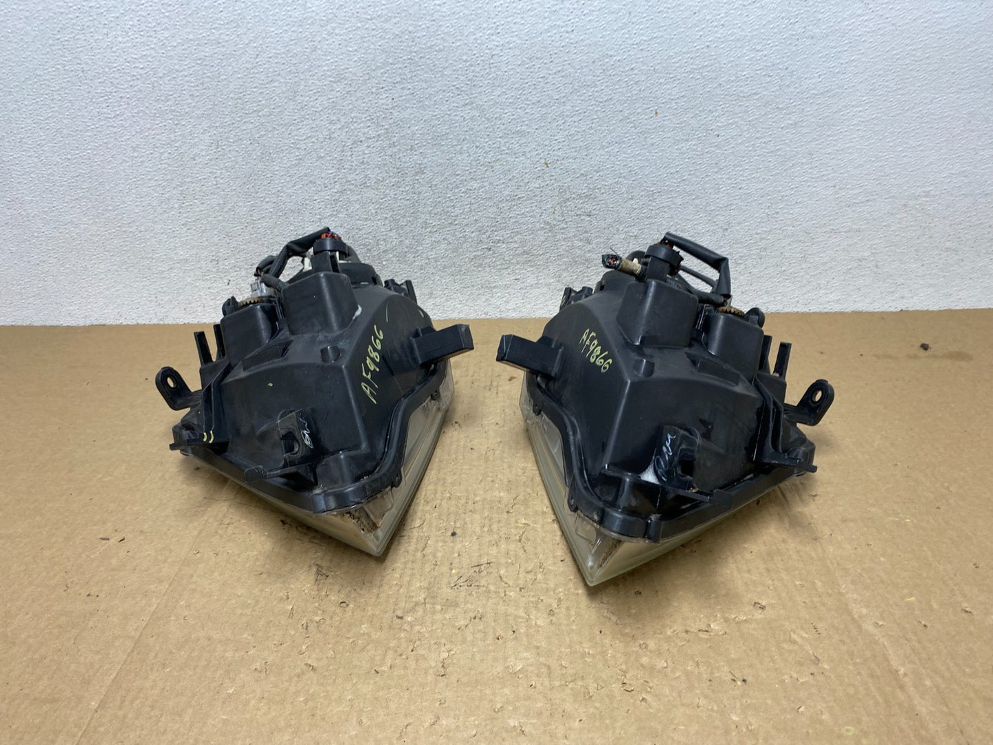 2008 to 2012 Nissan Pathfinder Halogen Headlights Left+Right AF9866 DW11