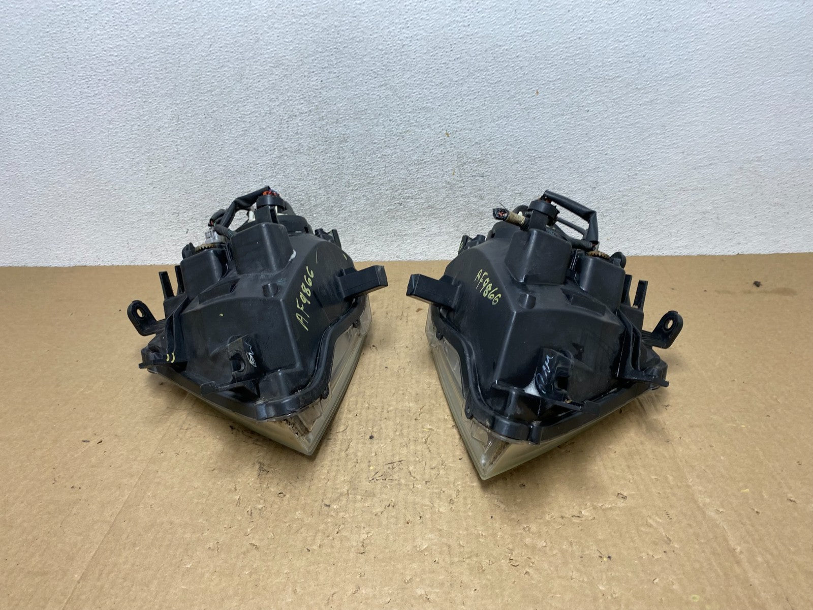2008 to 2012 Nissan Pathfinder Halogen Headlights Left+Right AF9866 DW11